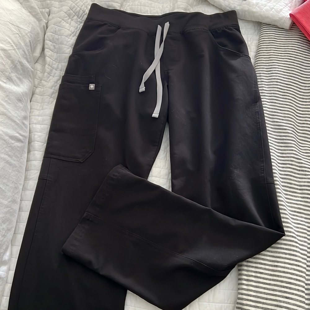 FIGS women’s black Kade cargo scrub pants, medium